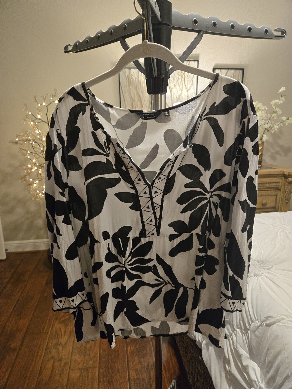 Mlle Gabrielle Black & White Floral V-Neck Tunic